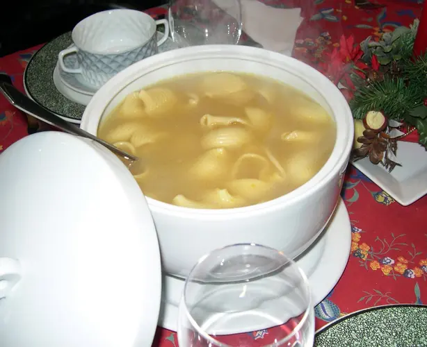 Foto von Escudella i Carn d'Olla (Katalanischer Weihnachtseintopf) – fertig angerichtet