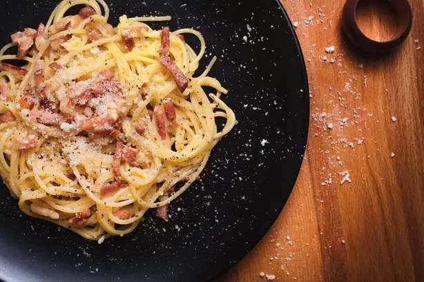 Foto von Authentische Spaghetti alla Carbonara – fertig angerichtet