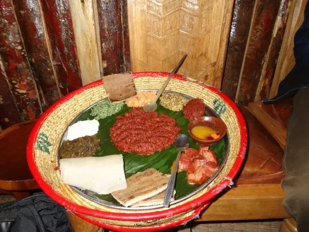 Foto von Äthiopisches Kitfo (Herzhaftes Rindertartar) – fertig angerichtet