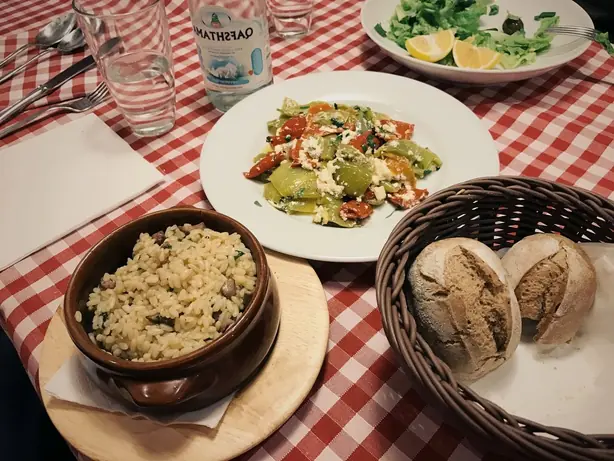 Foto von Fërgesë Tirane (Albanischer Paprika-Käse-Auflauf) – fertig angerichtet