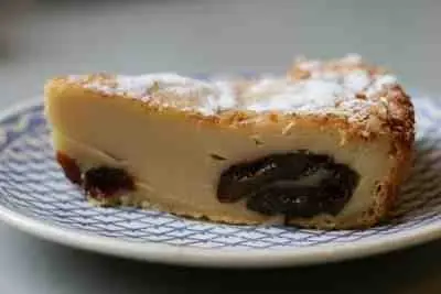 Foto von Far Breton (Bretonischer Pflaumenkuchen) – fertig angerichtet