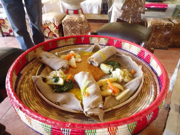 Foto von Äthiopischer Doro Wat mit hausgemachtem Injera – fertig angerichtet