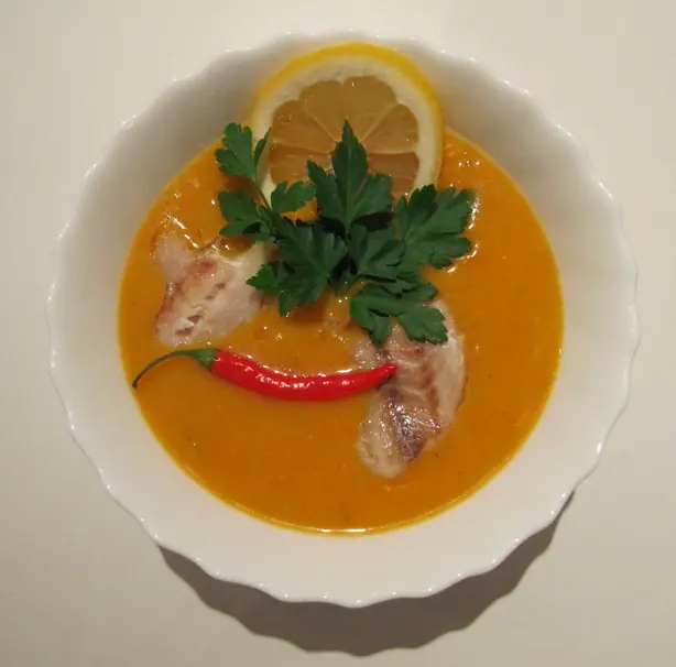 Foto von Klassische Mulligatawny-Suppe – fertig angerichtet