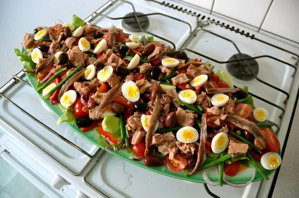 Foto von Klassische Salade niçoise – fertig angerichtet