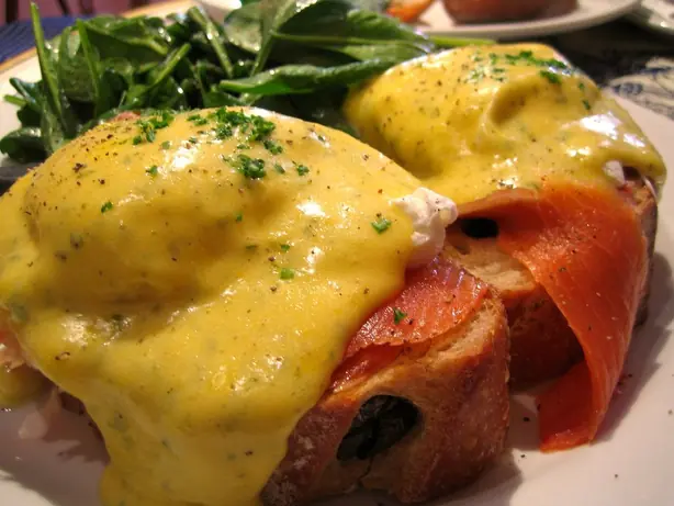 Foto von Eggs Florentine (Eier Florentiner Art) – fertig angerichtet