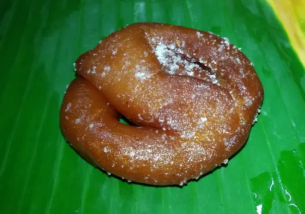 Foto von Chhena Jalebi (Indisches Frischkäse-Gebäck) – fertig angerichtet