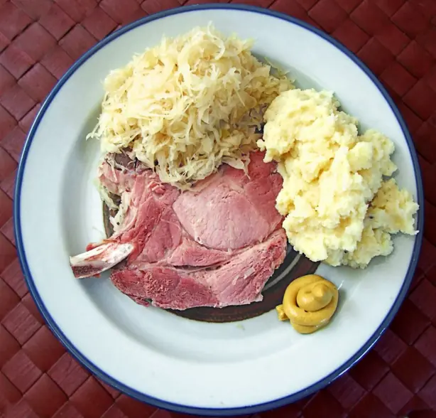 Foto von Frankfurter Rippchen mit Sauerkraut und Kartoffelstampf – fertig angerichtet