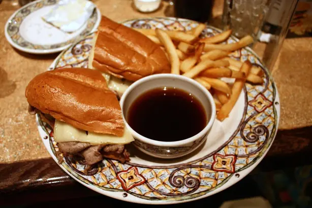 Foto von Klassischer Rinder-Au-Jus – fertig angerichtet