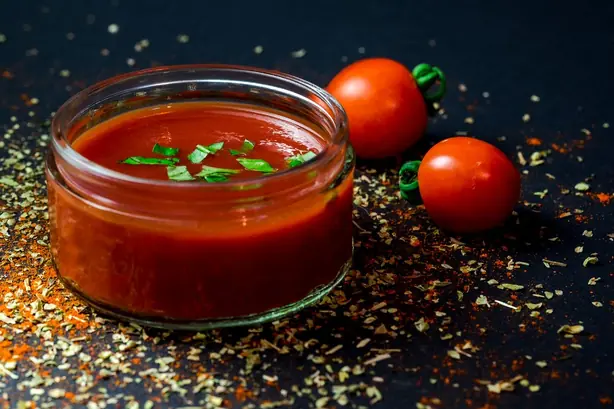 Foto von Klassische italienische Tomatensauce – fertig angerichtet