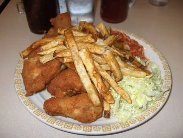 Foto von Barberton Chicken (Serbisches Brathähnchen) – fertig angerichtet