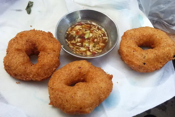 Foto von Burmesische Flaschenkürbis-Fritters (Bu Thi Kyaw) – fertig angerichtet