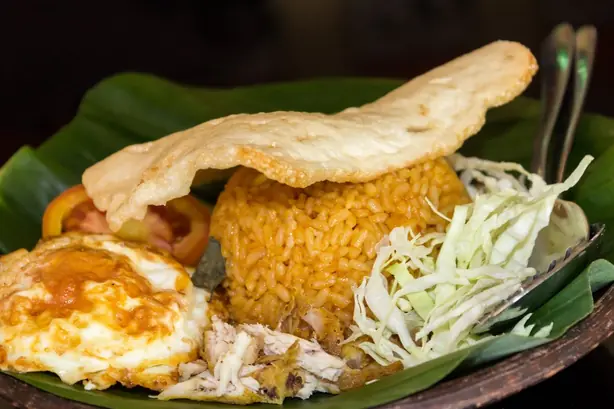 Foto von Nasi Goreng (Indonesischer gebratener Reis) – fertig angerichtet