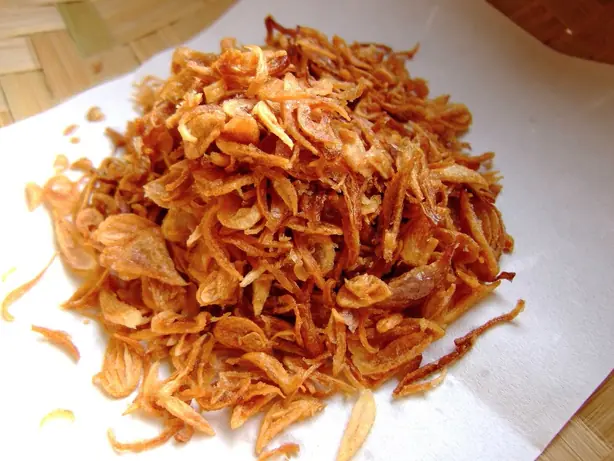 Fried shallots bawang goreng – Foto: Midori (CC BY-SA 3.0)