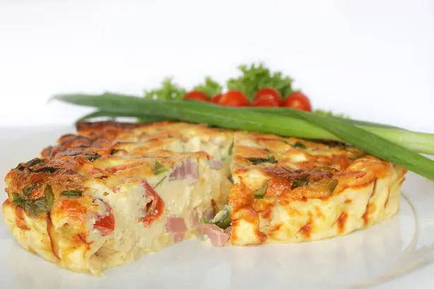Foto von Klassische italienische Frittata – fertig angerichtet