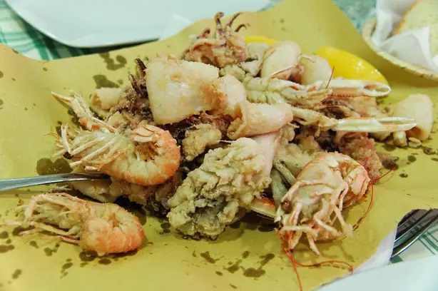 Foto von Klassisches italienisches Fritto Misto (Gemischte Frittüre) – fertig angerichtet