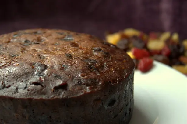 Foto von Klassischer Englischer Plum Cake (Traditioneller Früchtekuchen) – fertig angerichtet