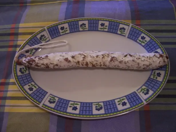 Foto von Katalanische Fuet (Hausgemachte Edelschimmel-Salami) – fertig angerichtet