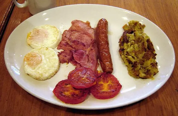 Foto von Bubble and Squeak (Traditionelles britisches Resteessen) – fertig angerichtet