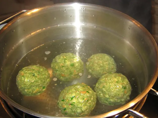 Foto von Klassische deutsche Kartoffelklöße – fertig angerichtet