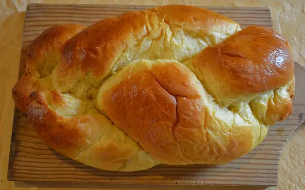 Foto von Guernsey Gâche (Traditionelle Kanalinsel-Brioche) – fertig angerichtet