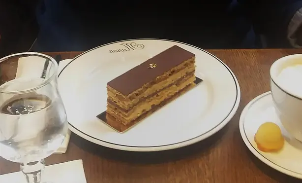 Foto von Klassische Opern-Torte (Gâteau Opéra) – fertig angerichtet