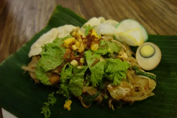 Foto von Gado-gado (Indonesischer Gemüsesalat mit Erdnusssauce) – fertig angerichtet