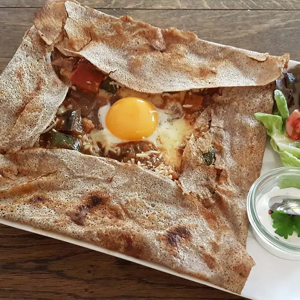 Foto von Rustikale Beeren-Galette – fertig angerichtet