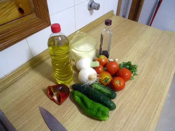 Foto von Klassisches Andalusisches Gazpacho – fertig angerichtet