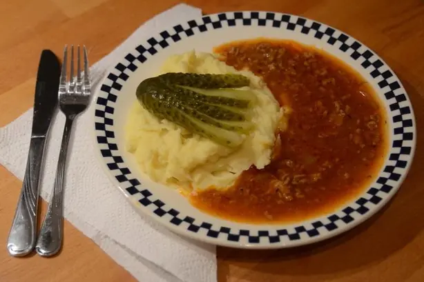 Foto von Berliner Beamtenstippe (Gehacktesstippe) – fertig angerichtet