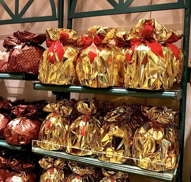 Foto von Klassischer Panettone Milanese – fertig angerichtet
