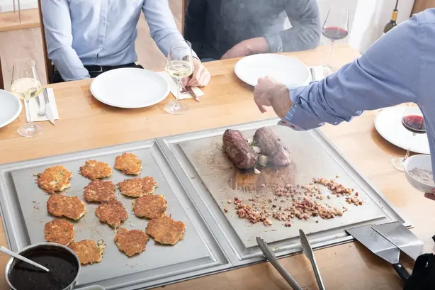 Foto von Klassisches Teppanyaki-Rindersteak mit Knoblauch-Chips und Gemüse – fertig angerichtet