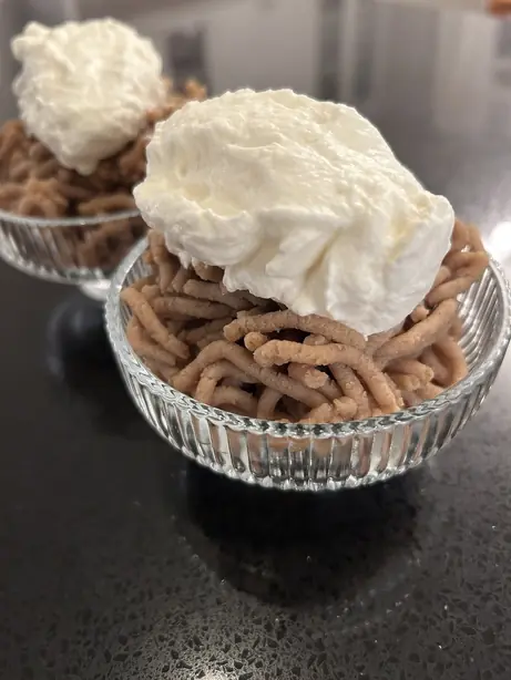 Foto von Kastanienreis (Maronipüree mit Sahne) – fertig angerichtet