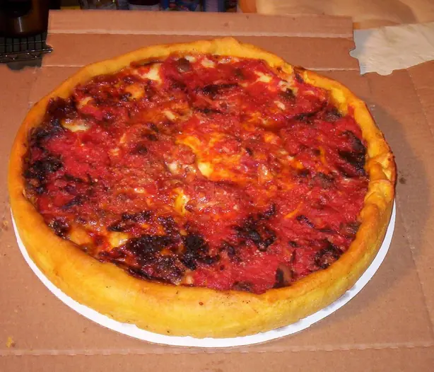 Foto von Original Chicago Deep-Dish Pizza – fertig angerichtet