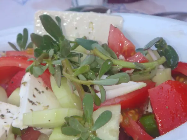 Foto von Klassischer Griechischer Bauernsalat (Choriatiki) – fertig angerichtet