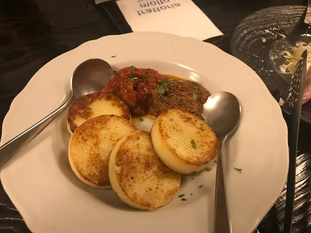 Foto von Klassische Gnocchi alla Romana – fertig angerichtet