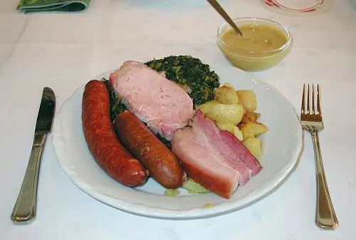Foto von Niedersächsischer Grünkohl mit Pinkel – fertig angerichtet