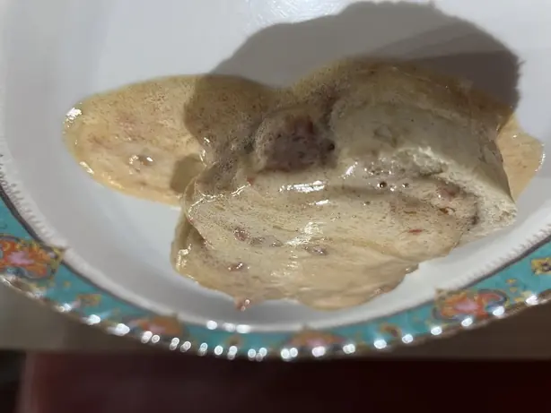 Foto von Bahamaischer Guava Duff (Guaven-Rolle) – fertig angerichtet