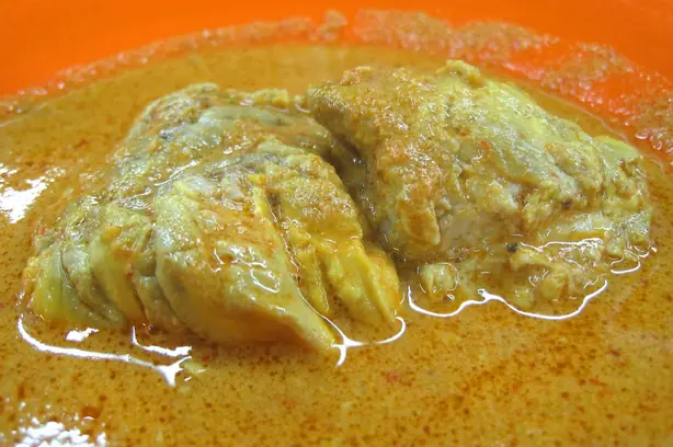 Foto von Klassisches gebackenes Kalbshirn mit Kapern-Zitronen-Butter – fertig angerichtet