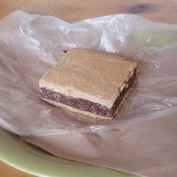 Foto von Dubliner Gur Cake (Irischer Chester Cake) – fertig angerichtet