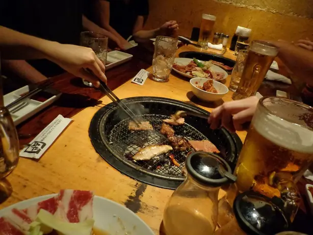 Foto von Japanisches Grillvergnügen (Yakiniku) – fertig angerichtet