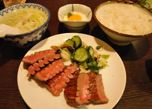 Foto von Gyūtan – Japanische Grill-Rinderzunge nach Sendai-Art – fertig angerichtet