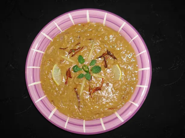 Foto von Haleem (Persisch-Indischer Fleisch- und Getreideeintopf) – fertig angerichtet
