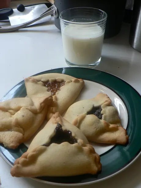 Foto von Klassische Hamantaschen mit Mohnfüllung – fertig angerichtet