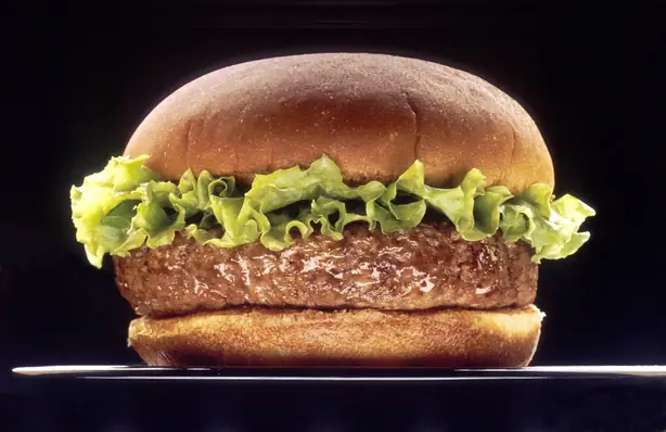Foto von Klassischer Hamburger – fertig angerichtet