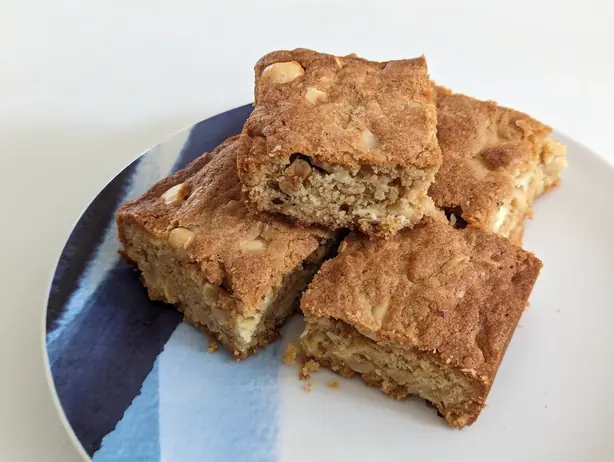 Foto von Klassische Blondies – fertig angerichtet