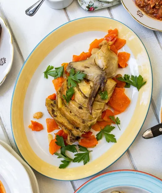 Foto von T'beet (Irakisches Schabbat-Huhn mit Reis) – fertig angerichtet