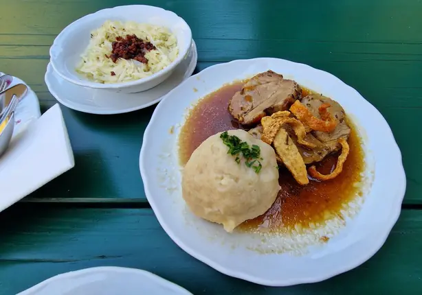 Foto von Bayerischer Schweinsbraten mit Kruste und Dunkelbiersoße – fertig angerichtet