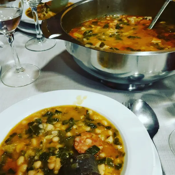 Foto von Cocido Montañés (Kantabrischer Bohneneintopf) – fertig angerichtet