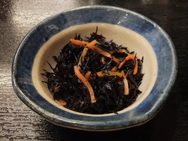 Foto von Klassisches Hijiki Nimono (Japanischer Algensalat) – fertig angerichtet