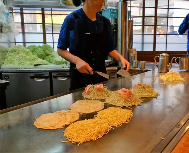 Foto von Okonomiyaki (Japanischer herzhafter Pfannkuchen) – fertig angerichtet